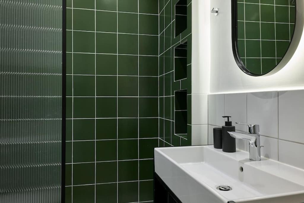 Pagrati Modernist 2bd